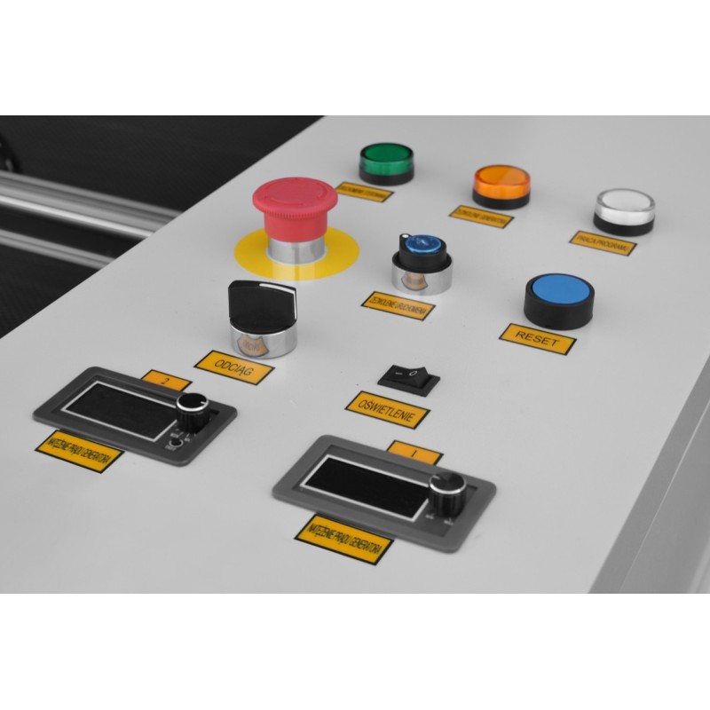 Elementele de control sunt pozitionate ergonomic fiind usor de actionat